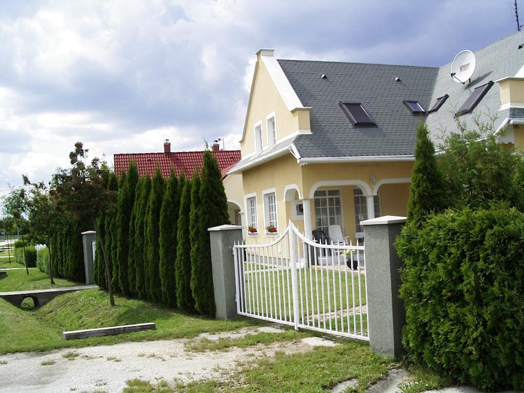 Pacsirta Apartman Lenti Bagian luar foto